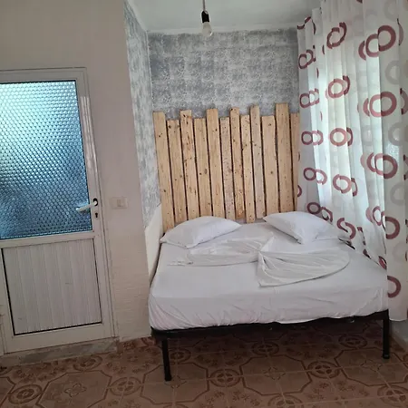 招待所 Holiday Rooms *