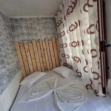 Holiday Rooms בית הארחה
