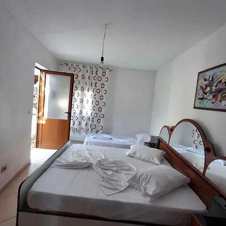 Holiday Rooms בית הארחה Vlorë