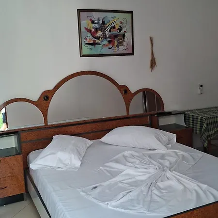 招待所 Holiday Rooms
