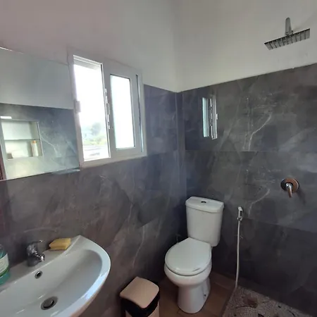 Holiday Rooms בית הארחה