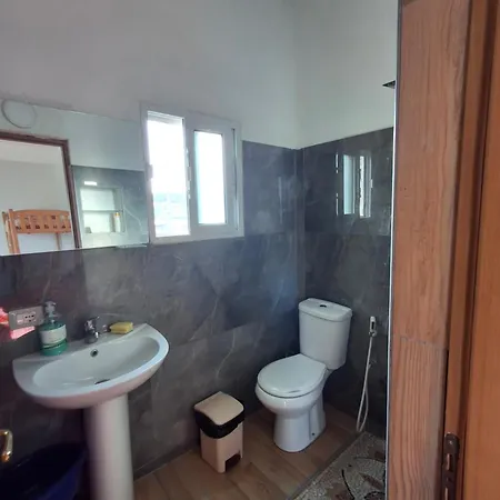Holiday Rooms בית הארחה *
