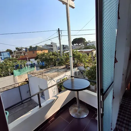 Holiday Rooms בית הארחה *