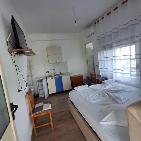 Holiday Rooms *